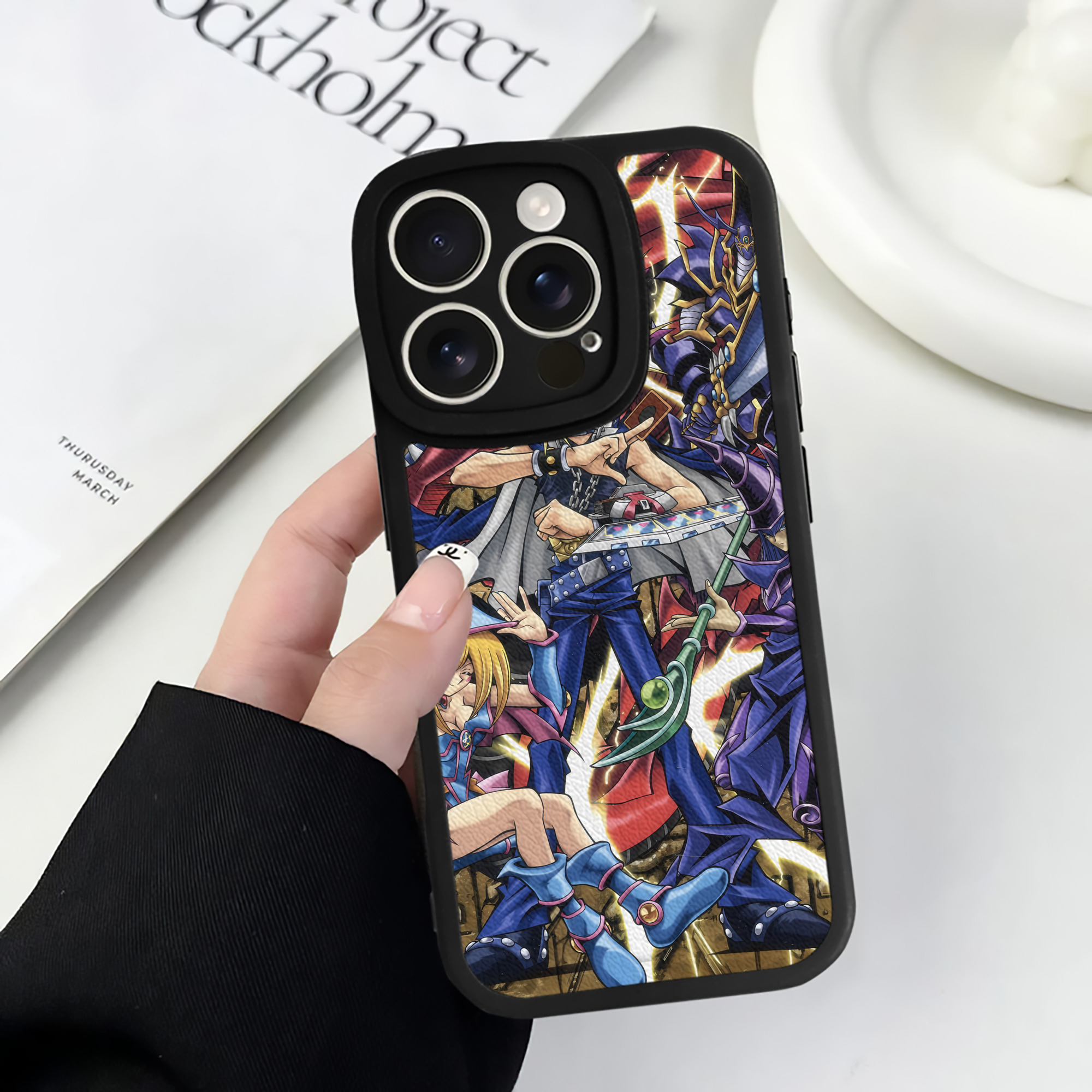 （画像用） 遊☆戯☆王 Yu-Gi-Oh! 【iPhone 16シリーズ対応】シリコンスマホケース（レザー調） 材質：シリコン